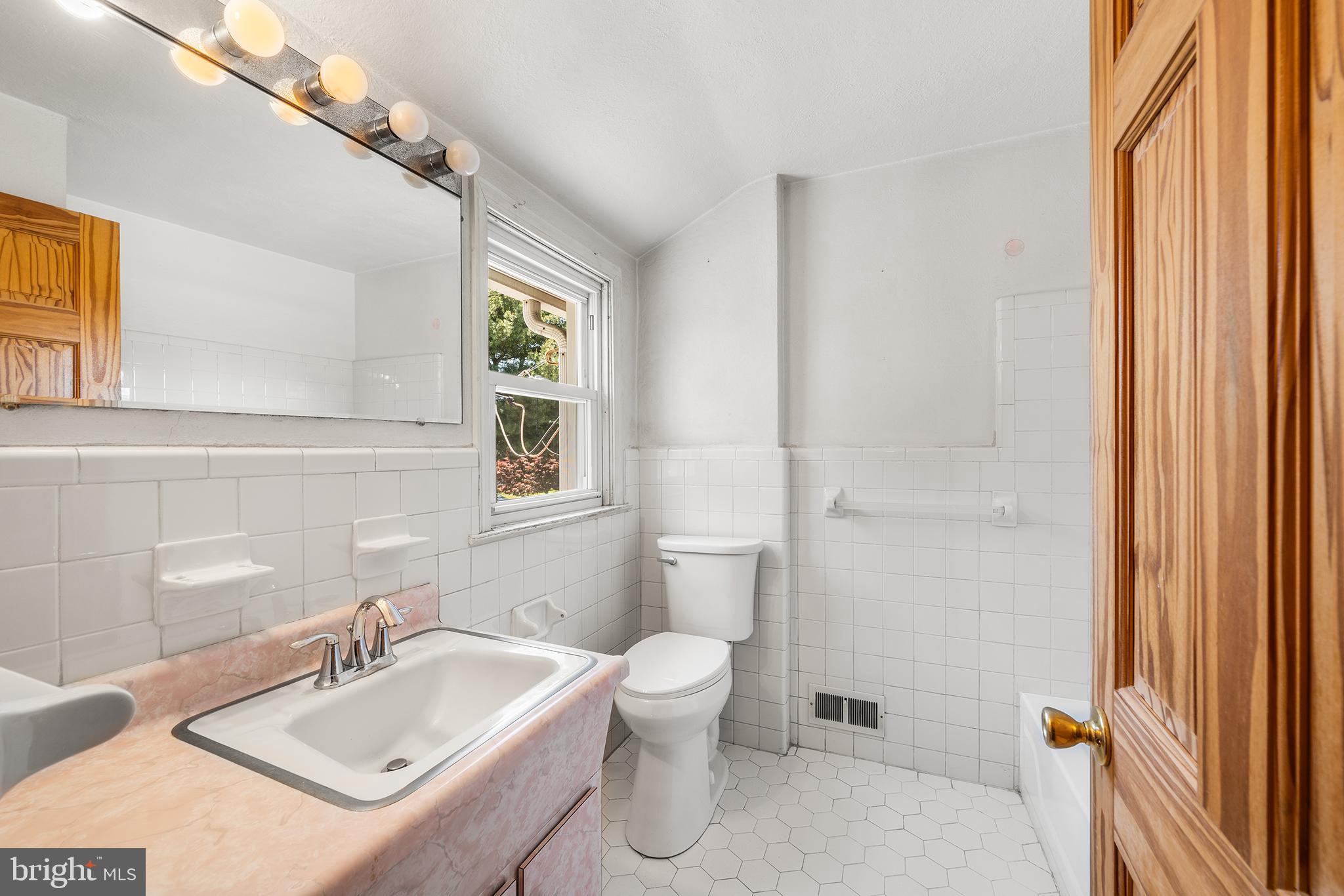 649 Andrew Road Springfield, PA 19064 - Photo 22 of 39 Upstairs Full Bath