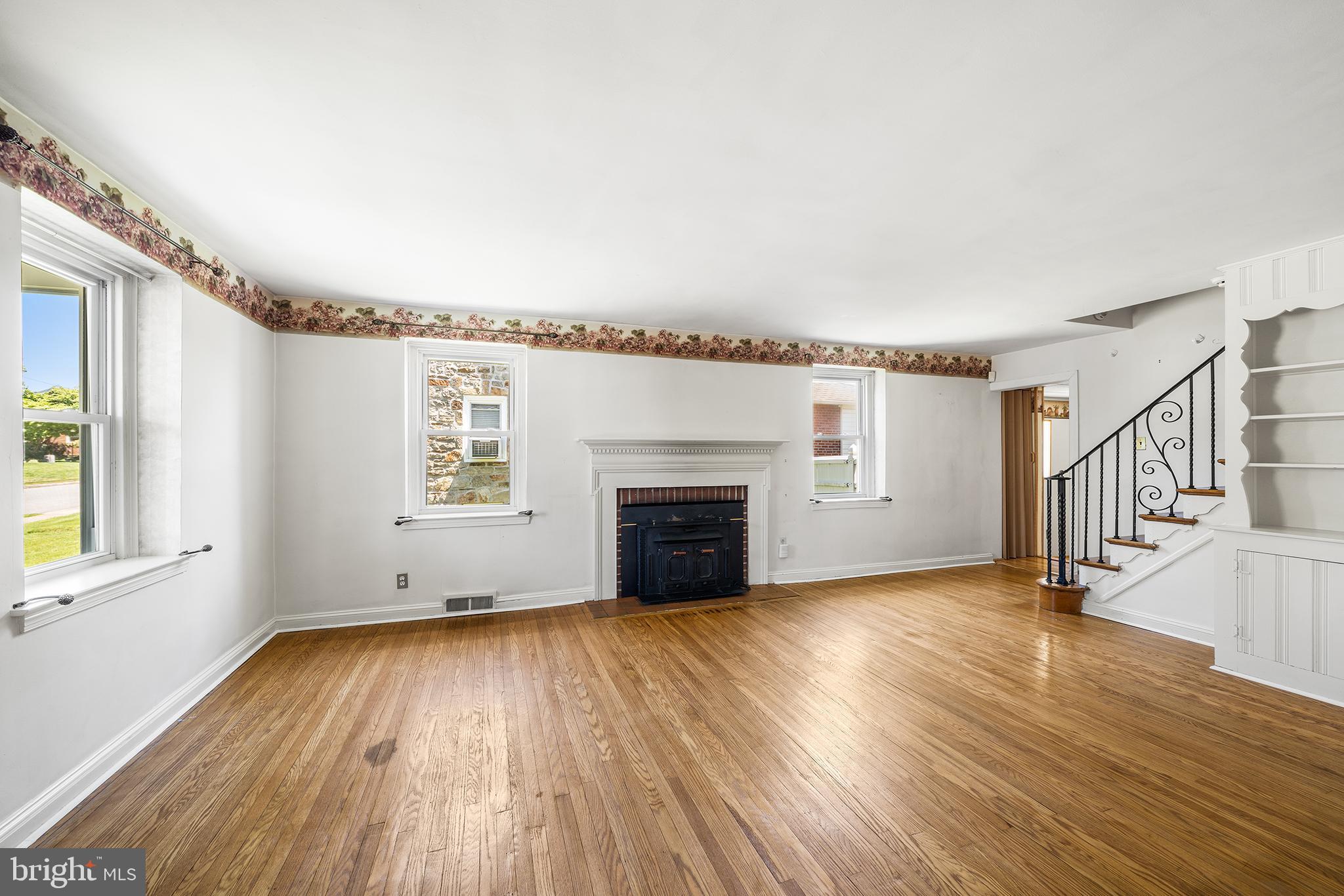 649 Andrew Road Springfield, PA 19064 - Photo 3 of 39 Living Room