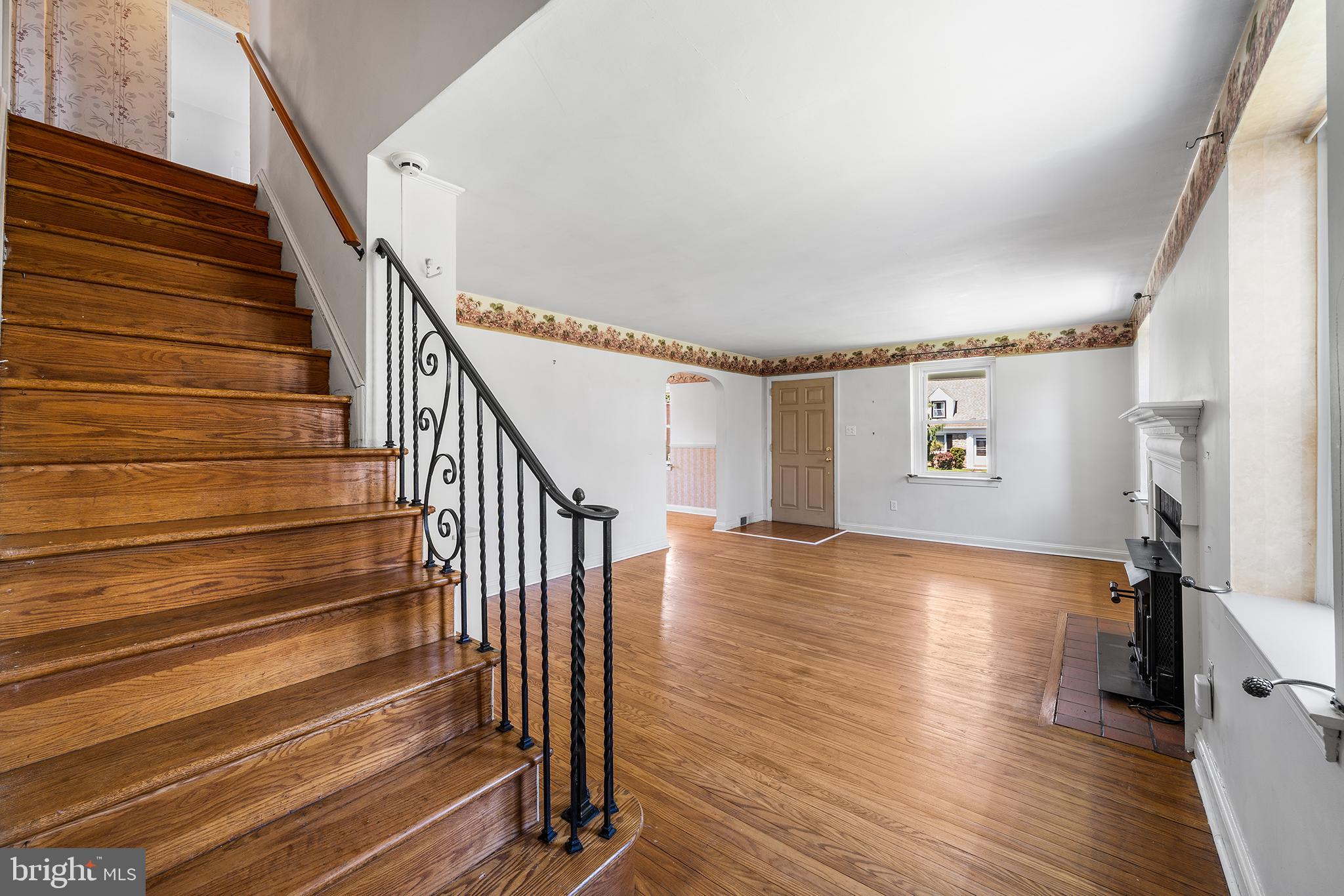 649 Andrew Road Springfield, PA 19064 - Photo 5 of 39 Living Room