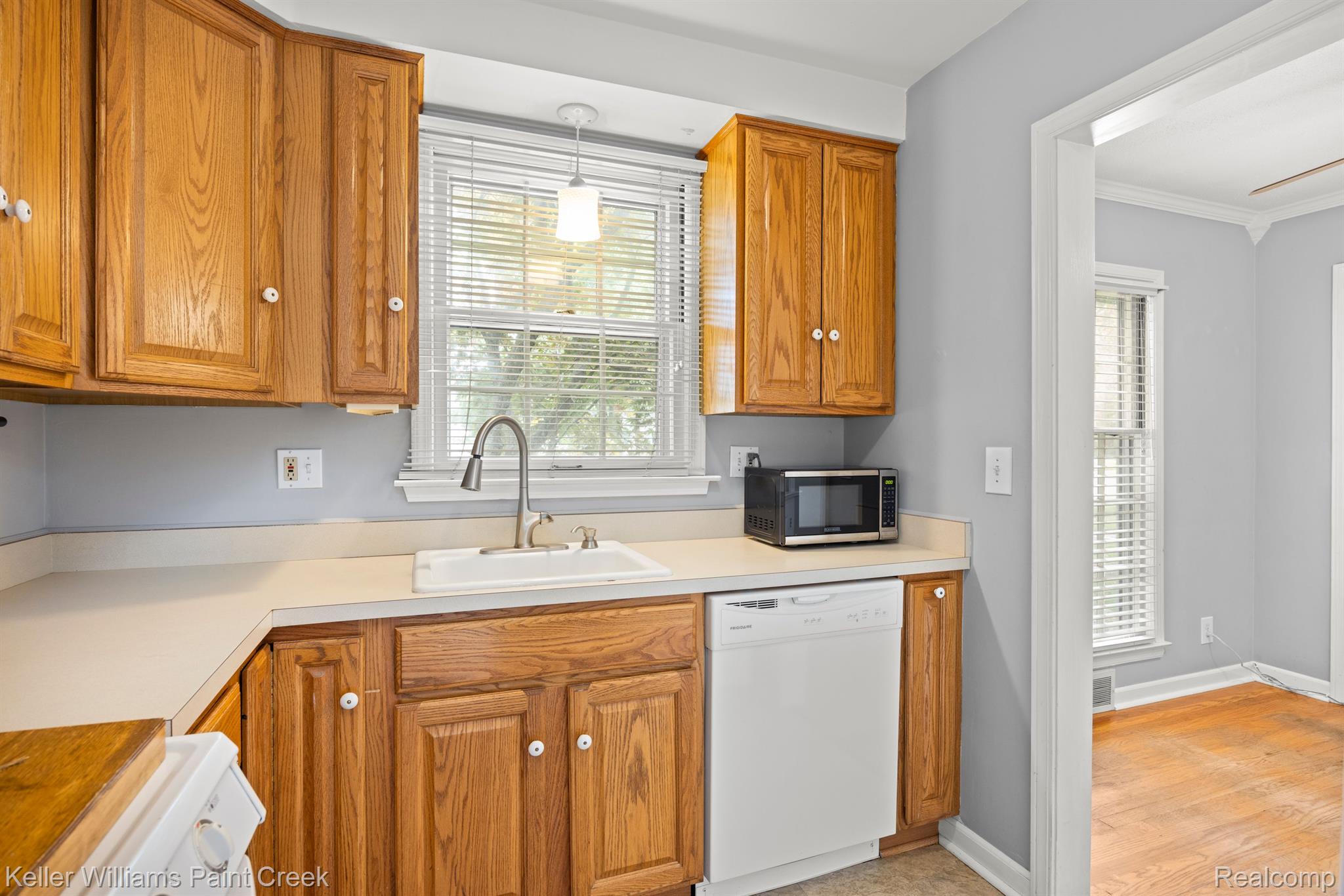 124 South Ascot Road Waterford, MI 48328 - Photo 10 of 34 Gallery Image 10