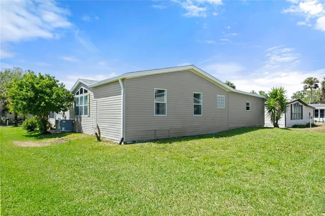 a view of a house with backyard