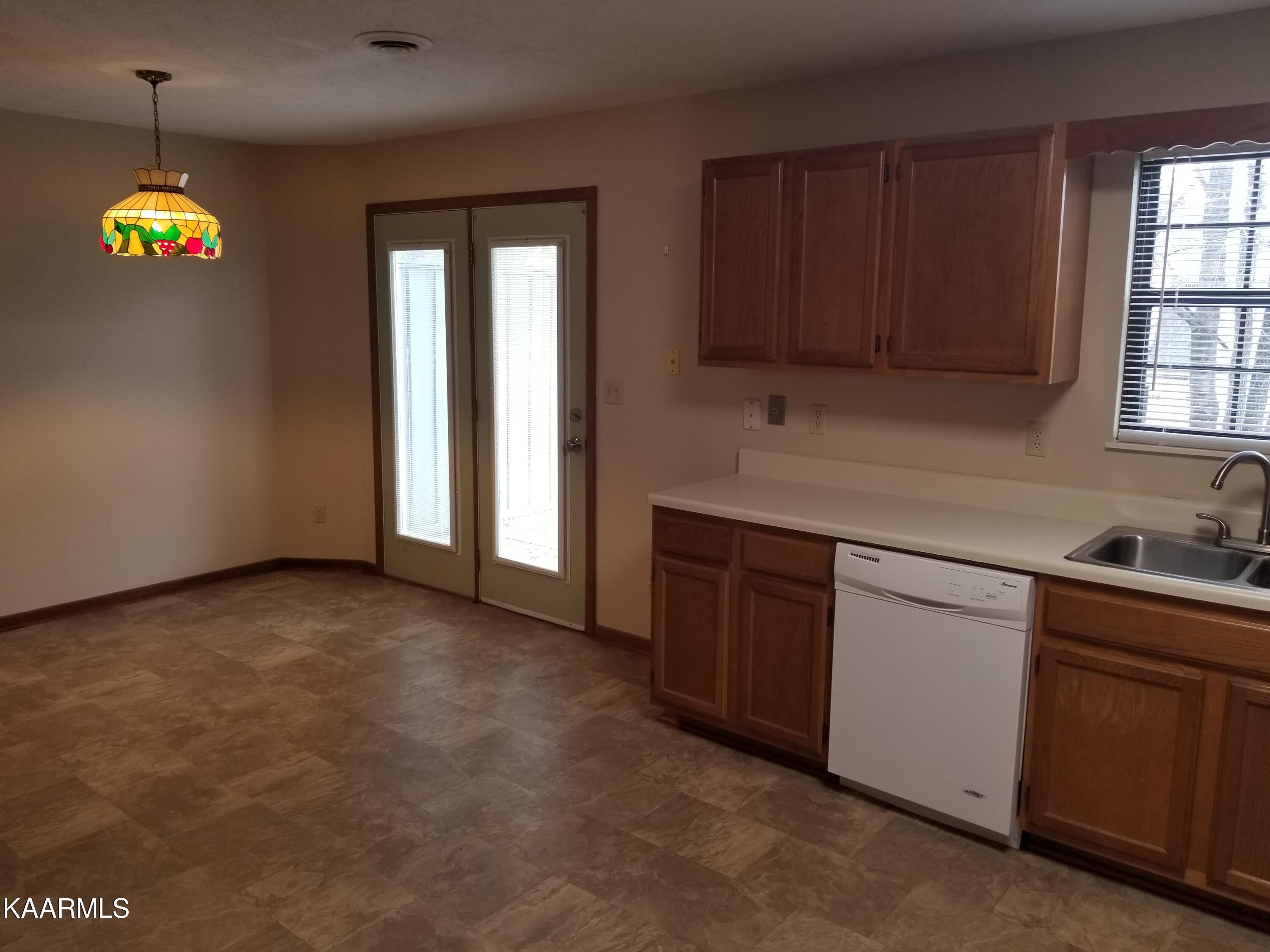 124 High Point Lane Oak Ridge, TN 37830 - Photo 5 of 19 20220321_173506