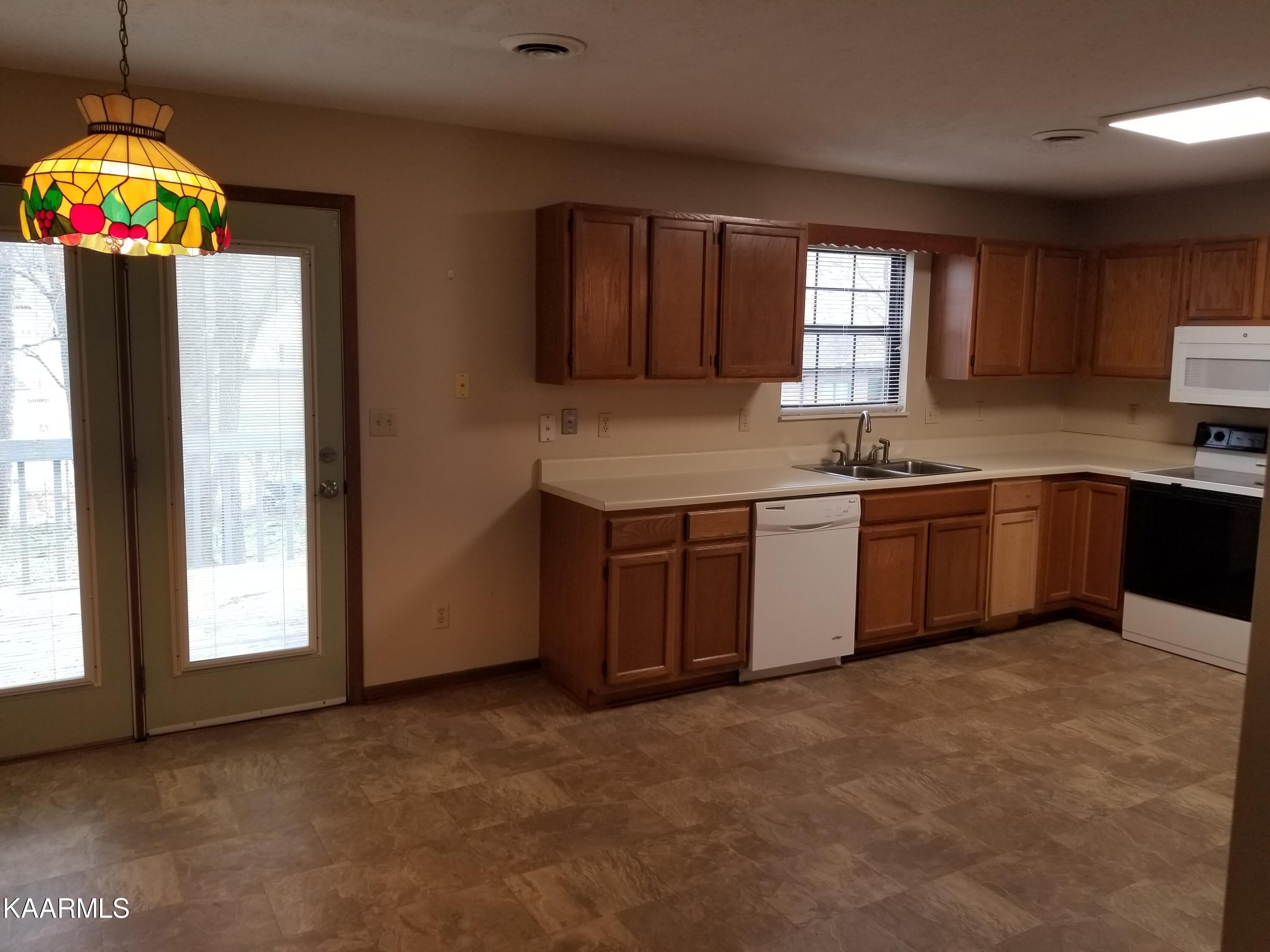 124 High Point Lane Oak Ridge, TN 37830 - Photo 6 of 19 20220321_173522