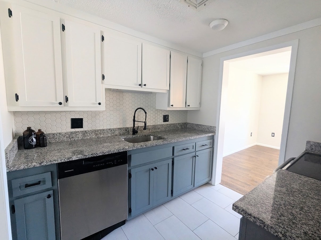 107 Franklin St Extension, Unit 4 Derry, NH 03038 - Photo 11 of 34