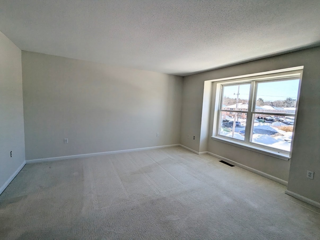 107 Franklin St Extension, Unit 4 Derry, NH 03038 - Photo 19 of 34