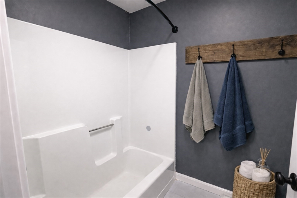 107 Franklin St Extension, Unit 4 Derry, NH 03038 - Photo 24 of 34