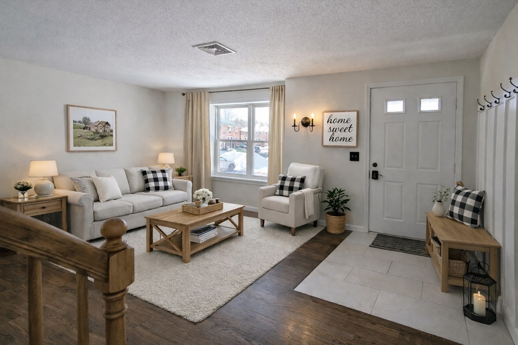 107 Franklin St Extension, Unit 4 Derry, NH 03038 - Photo 4 of 34