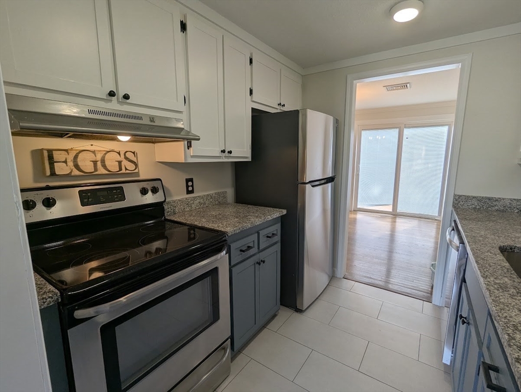 107 Franklin St Extension, Unit 4 Derry, NH 03038 - Photo 9 of 34