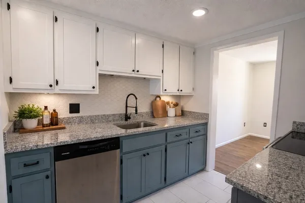 $2,695 | 107 Franklin St Extension, Unit 4, Derry, NH 03038