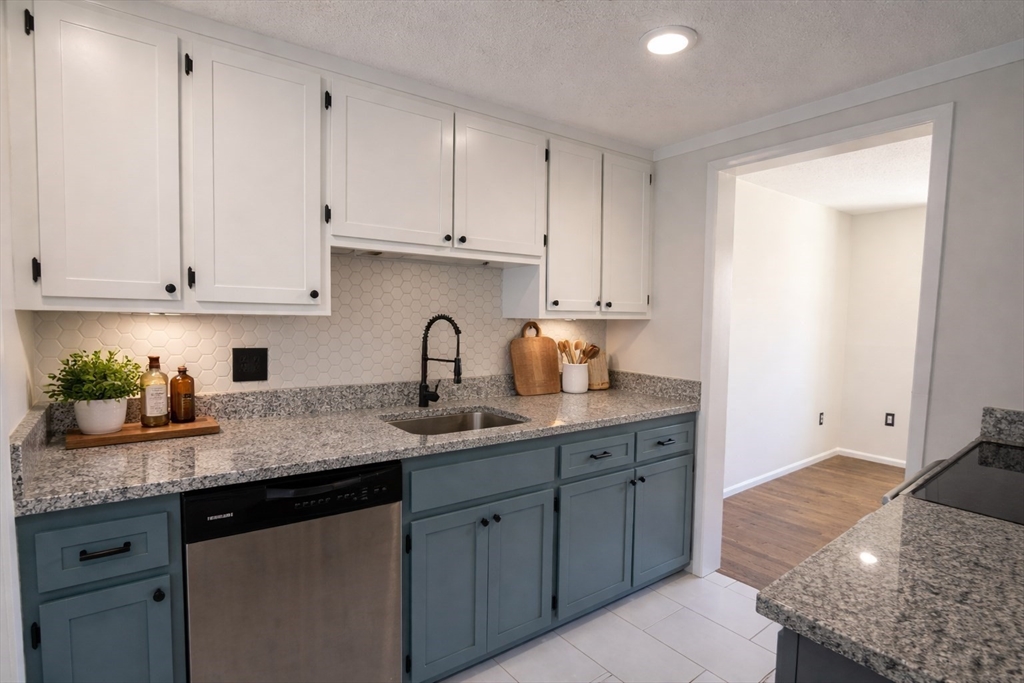 107 Franklin St Extension, Unit 4 Derry, NH 03038 - Photo 10 of 34