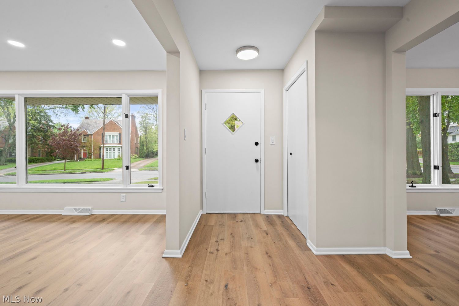 2375 Glendon Road University Heights, OH 44118 - Photo 4 of 50