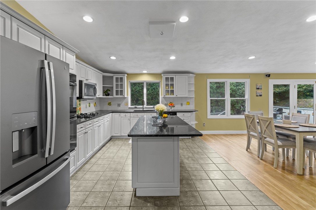75 Applegate Road Cranston, RI 02920 - Photo 6 of 42