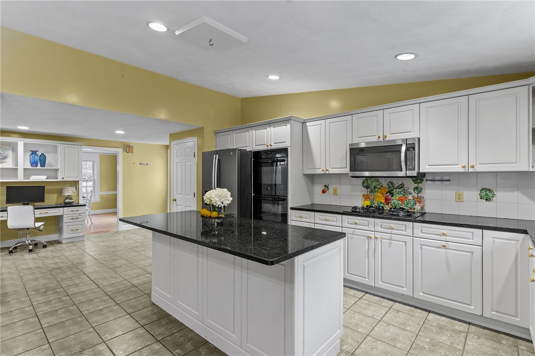 75 Applegate Road Cranston, RI 02920 - Photo 8 of 42