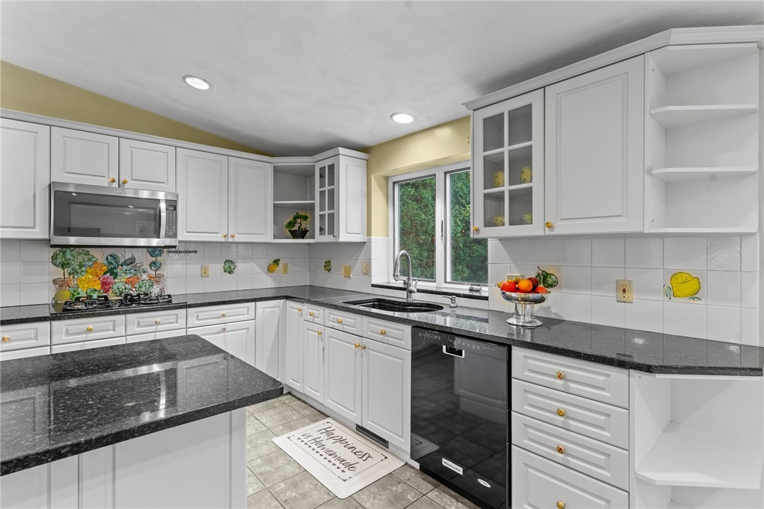 75 Applegate Road Cranston, RI 02920 - Photo 9 of 42