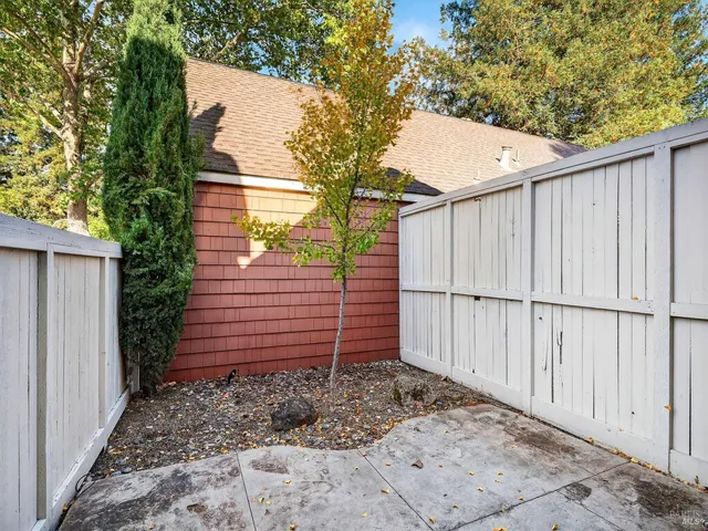 a view of a backyard