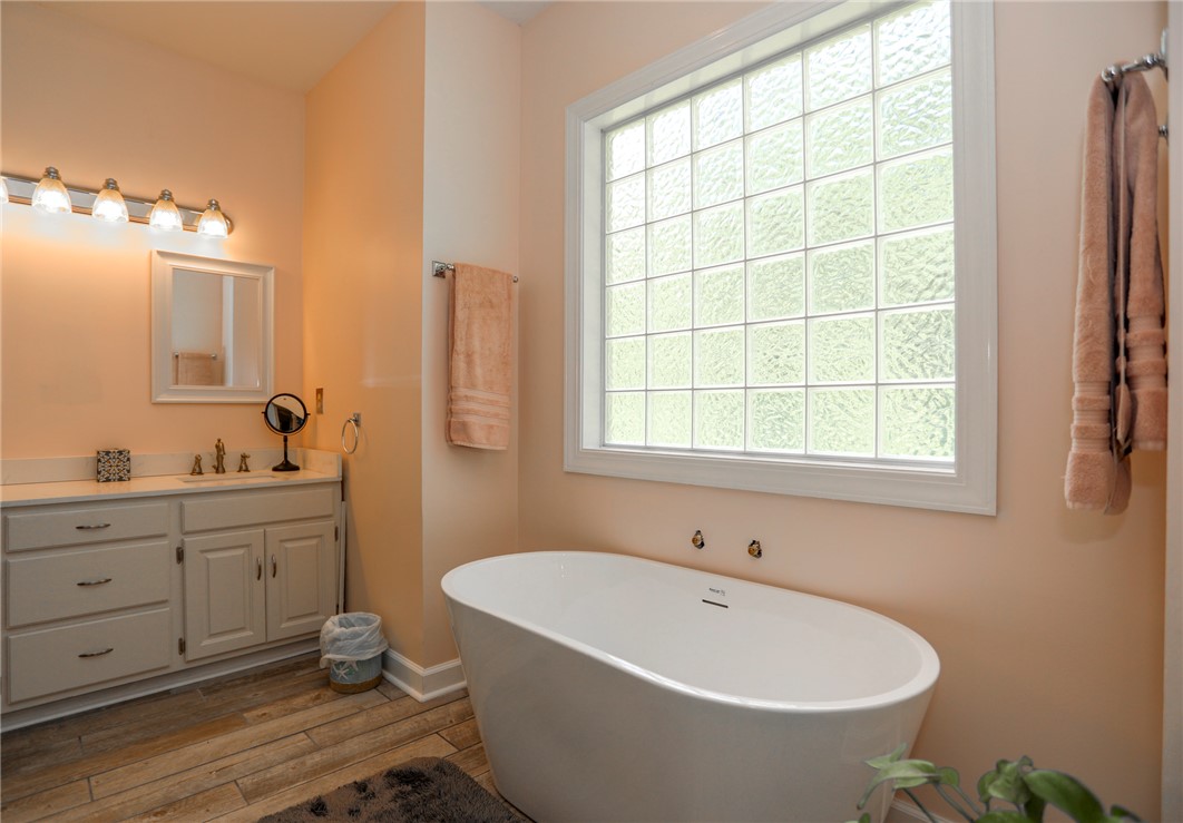 101 Hazelwood Way Walhalla, SC 29691 - Photo 18 of 31 soaking tub