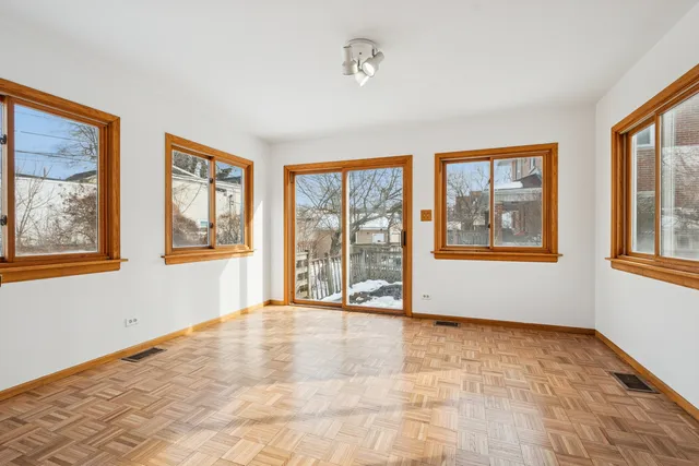 $4,300 | 2639 Prairie Avenue, Evanston, IL 60201