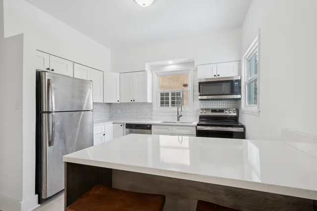 $4,300 | 2639 Prairie Avenue, Evanston, IL 60201