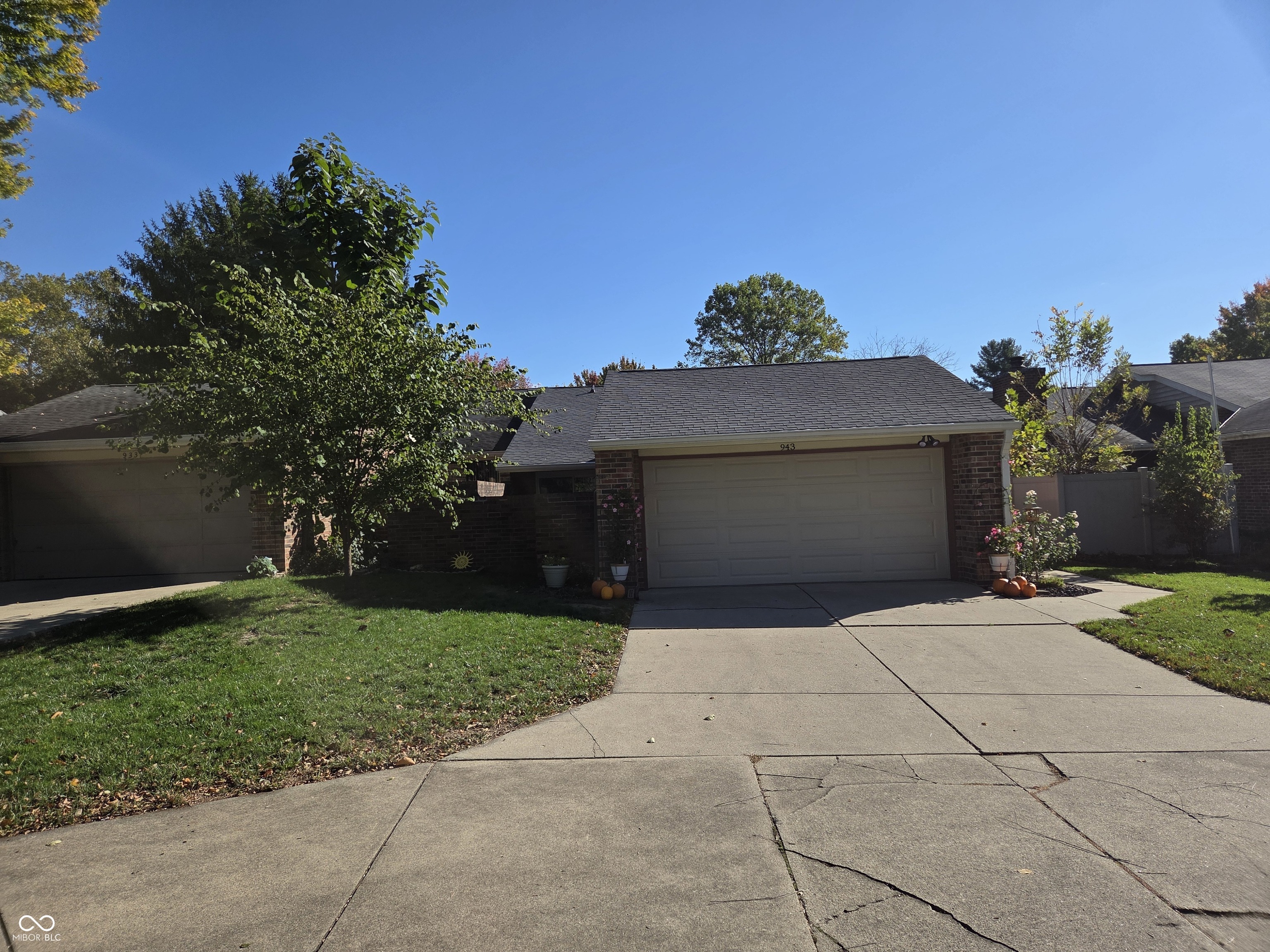 943 Mockernut Court Columbus, IN 47201 - Photo 2 of 24
