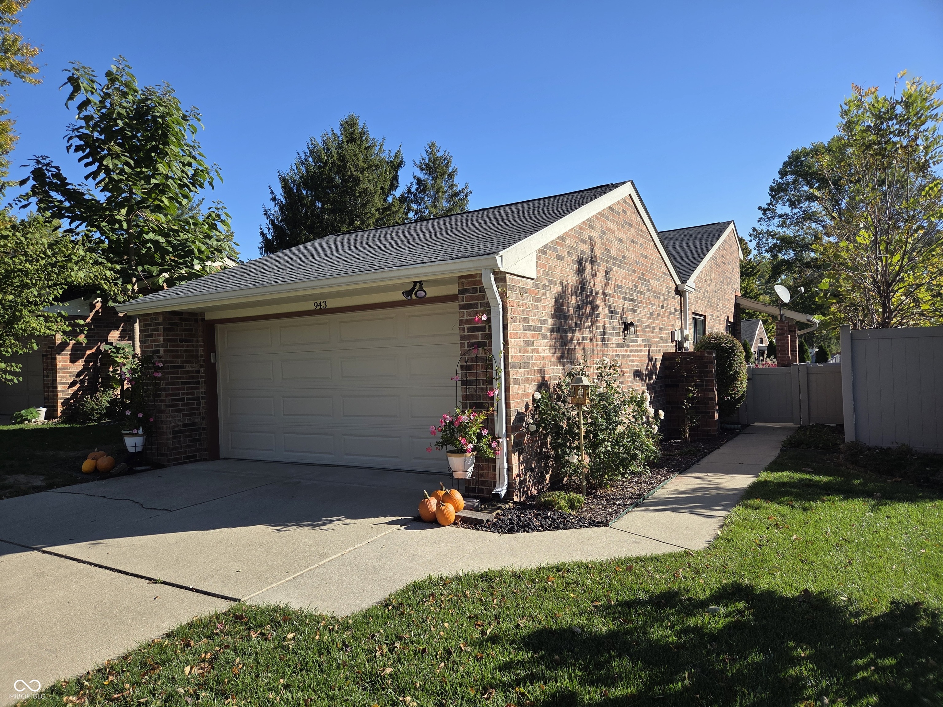 943 Mockernut Court Columbus, IN 47201 - Photo 3 of 24