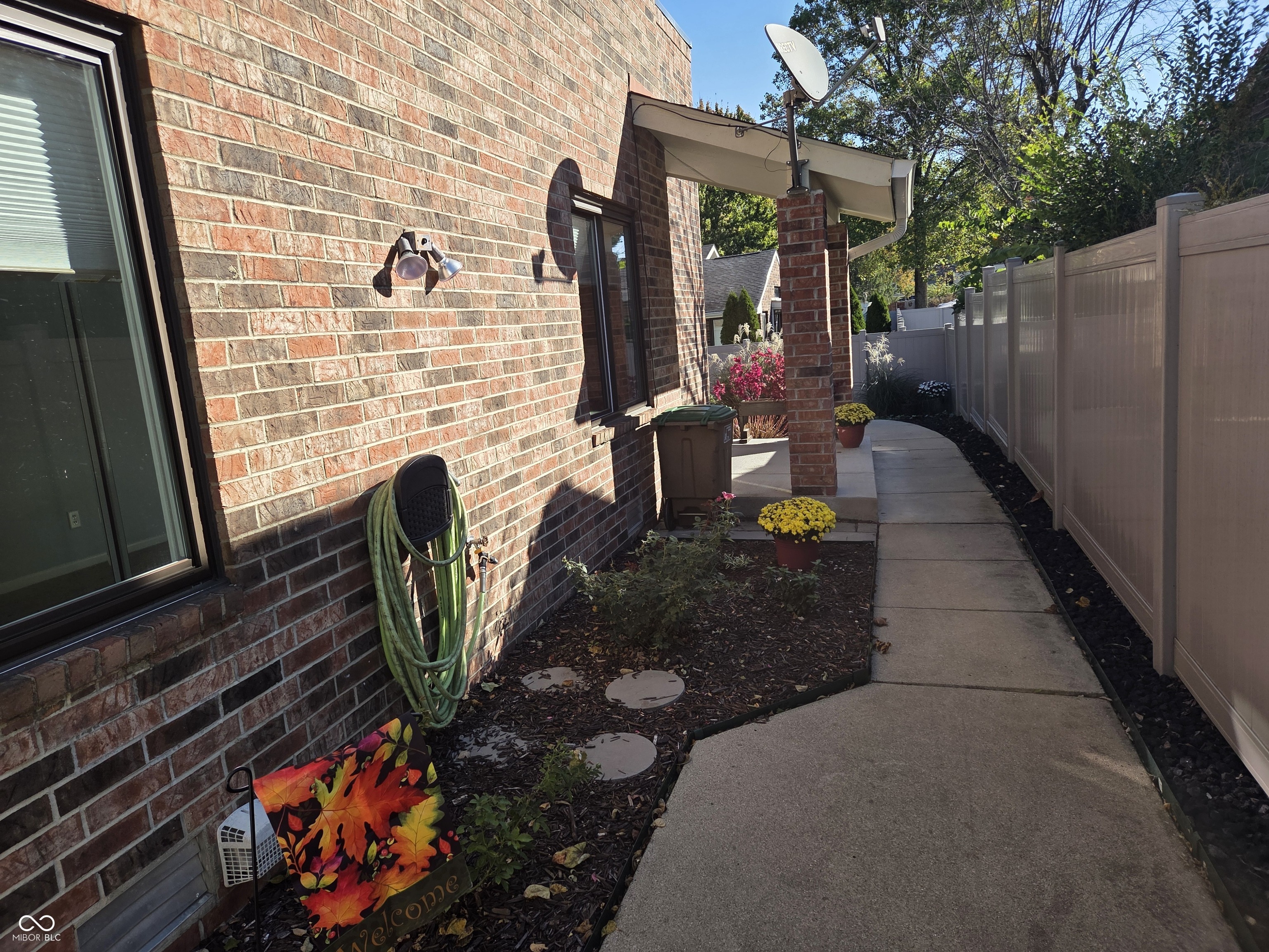 943 Mockernut Court Columbus, IN 47201 - Photo 4 of 24