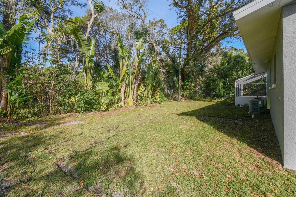 2042 Craft Lane Sarasota, FL 34239 - Photo 45 of 100 a view of backyard with green space