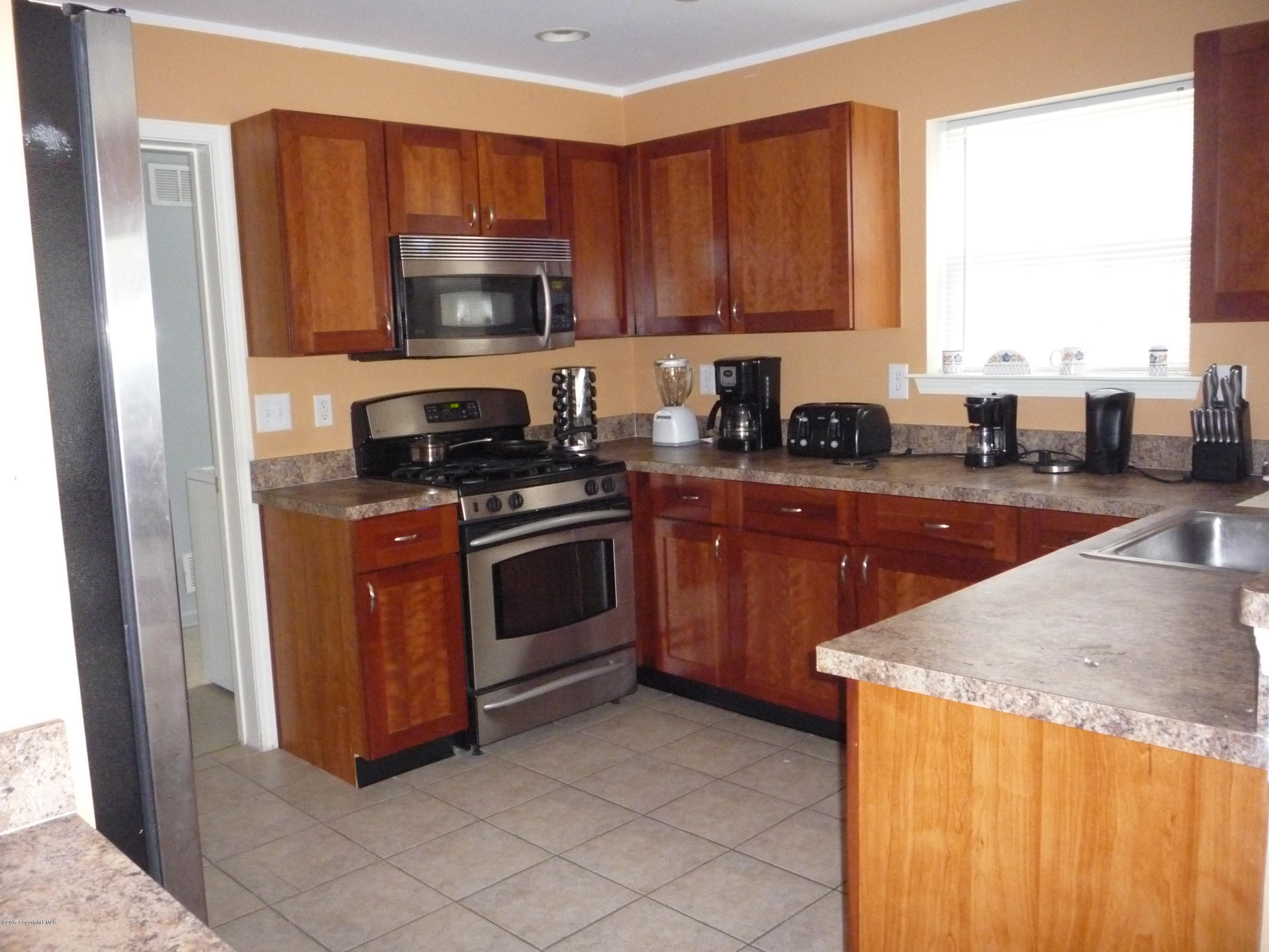 113 3154) Kirkham Road Bushkill, PA 18324 - Photo 13 of 25 Kitchen