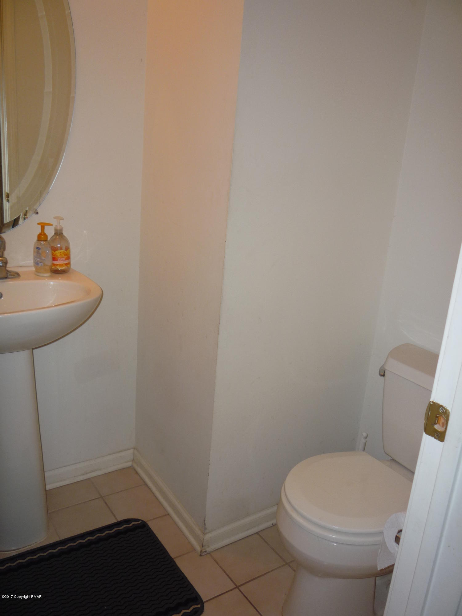113 3154) Kirkham Road Bushkill, PA 18324 - Photo 16 of 25 Powder room