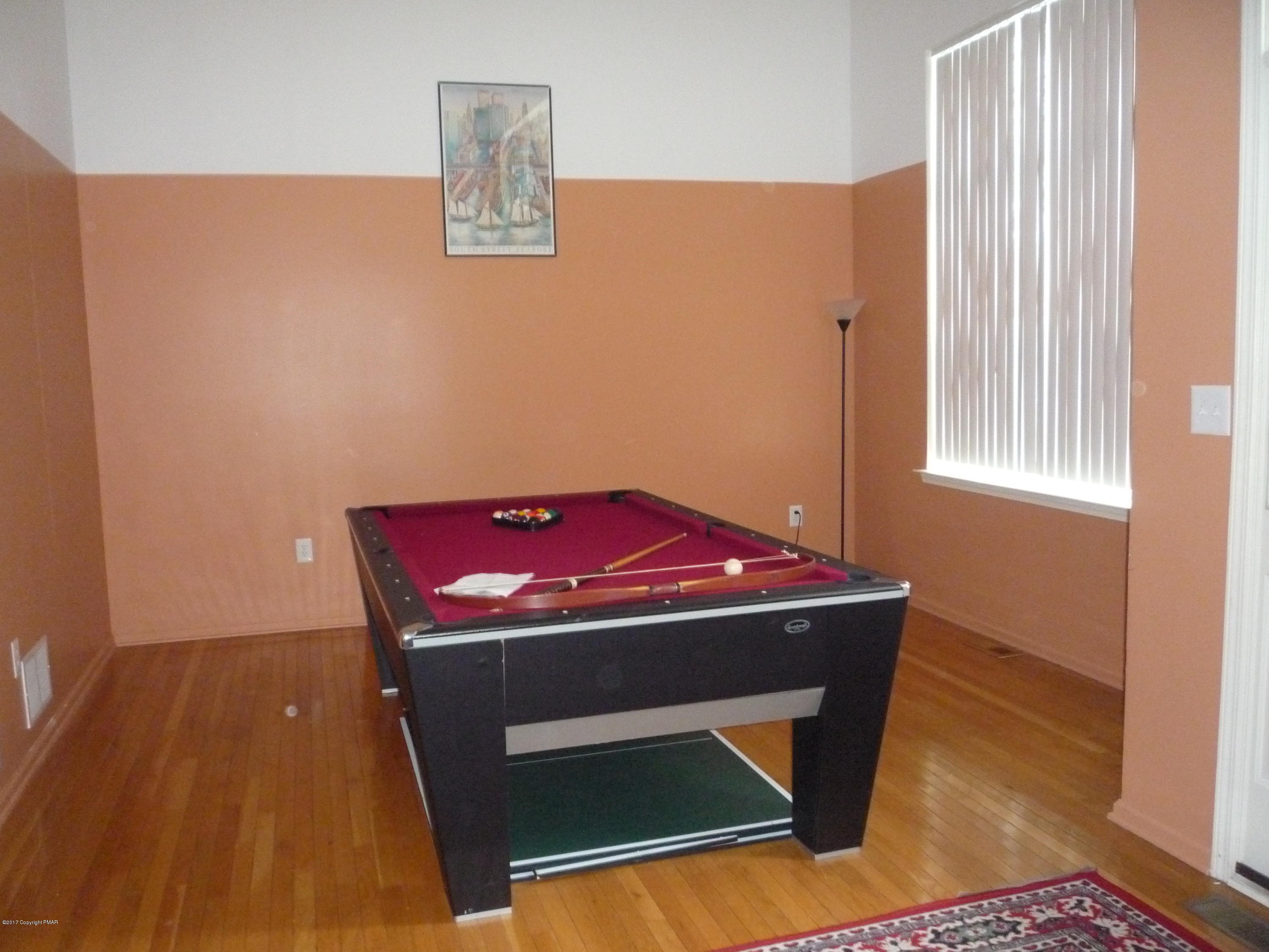 113 3154) Kirkham Road Bushkill, PA 18324 - Photo 17 of 25 Living room