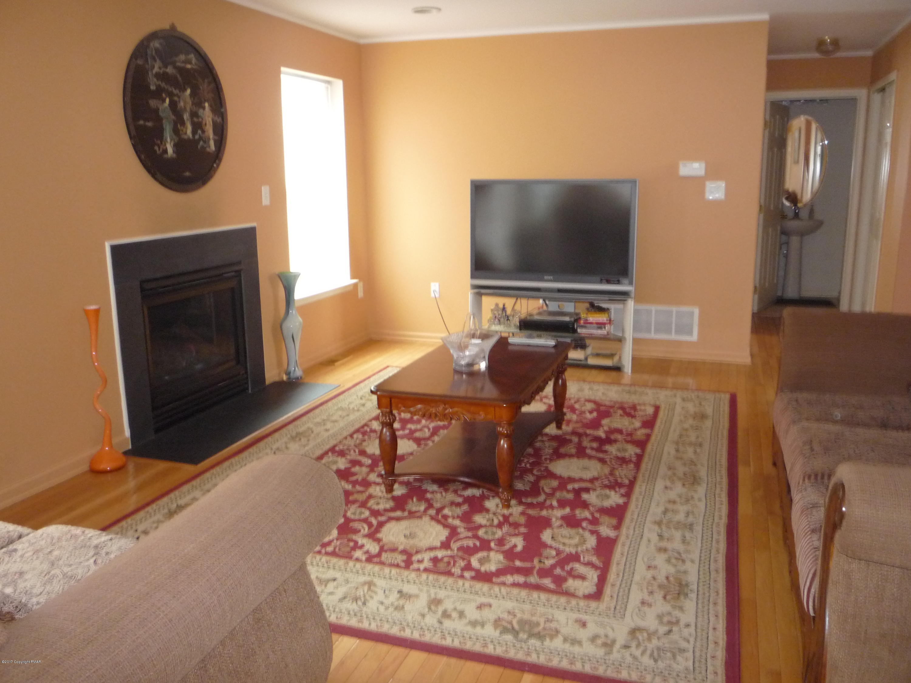 113 3154) Kirkham Road Bushkill, PA 18324 - Photo 2 of 25 Family room