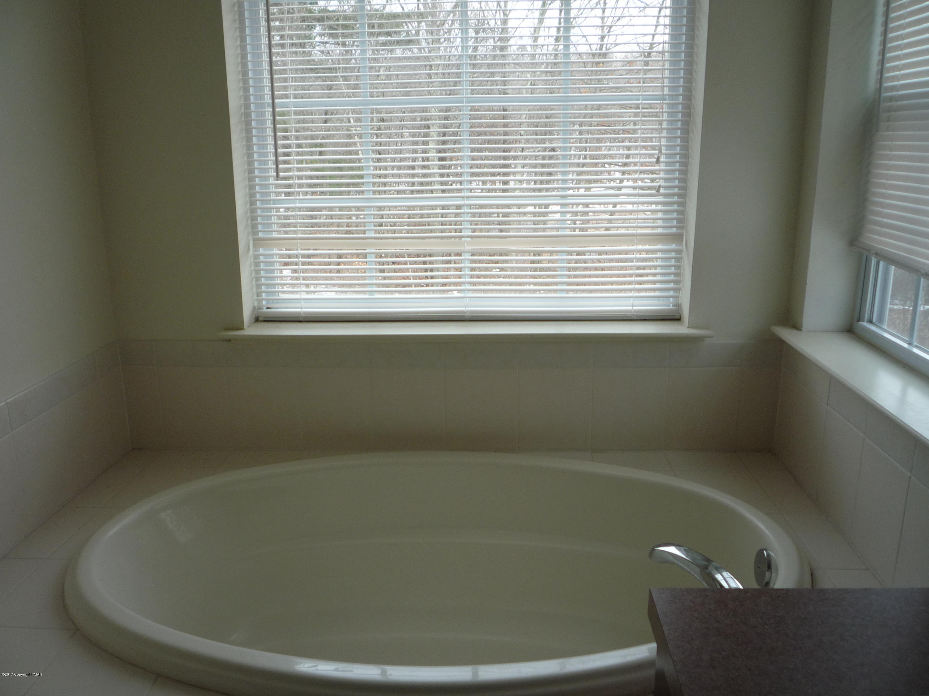 113 3154) Kirkham Road Bushkill, PA 18324 - Photo 21 of 25 Soaking tub in M aster bath