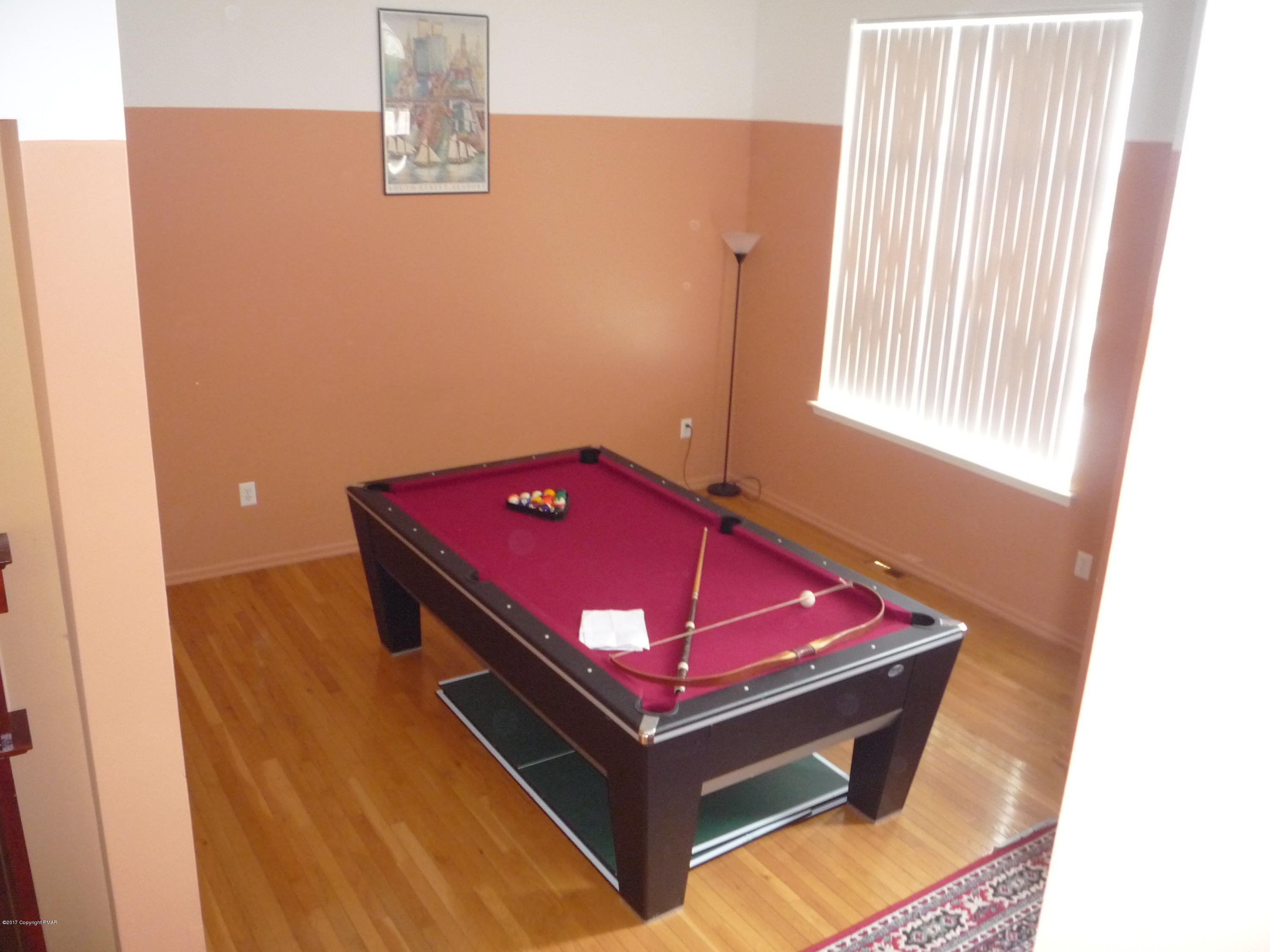 113 3154) Kirkham Road Bushkill, PA 18324 - Photo 3 of 25 Living room
