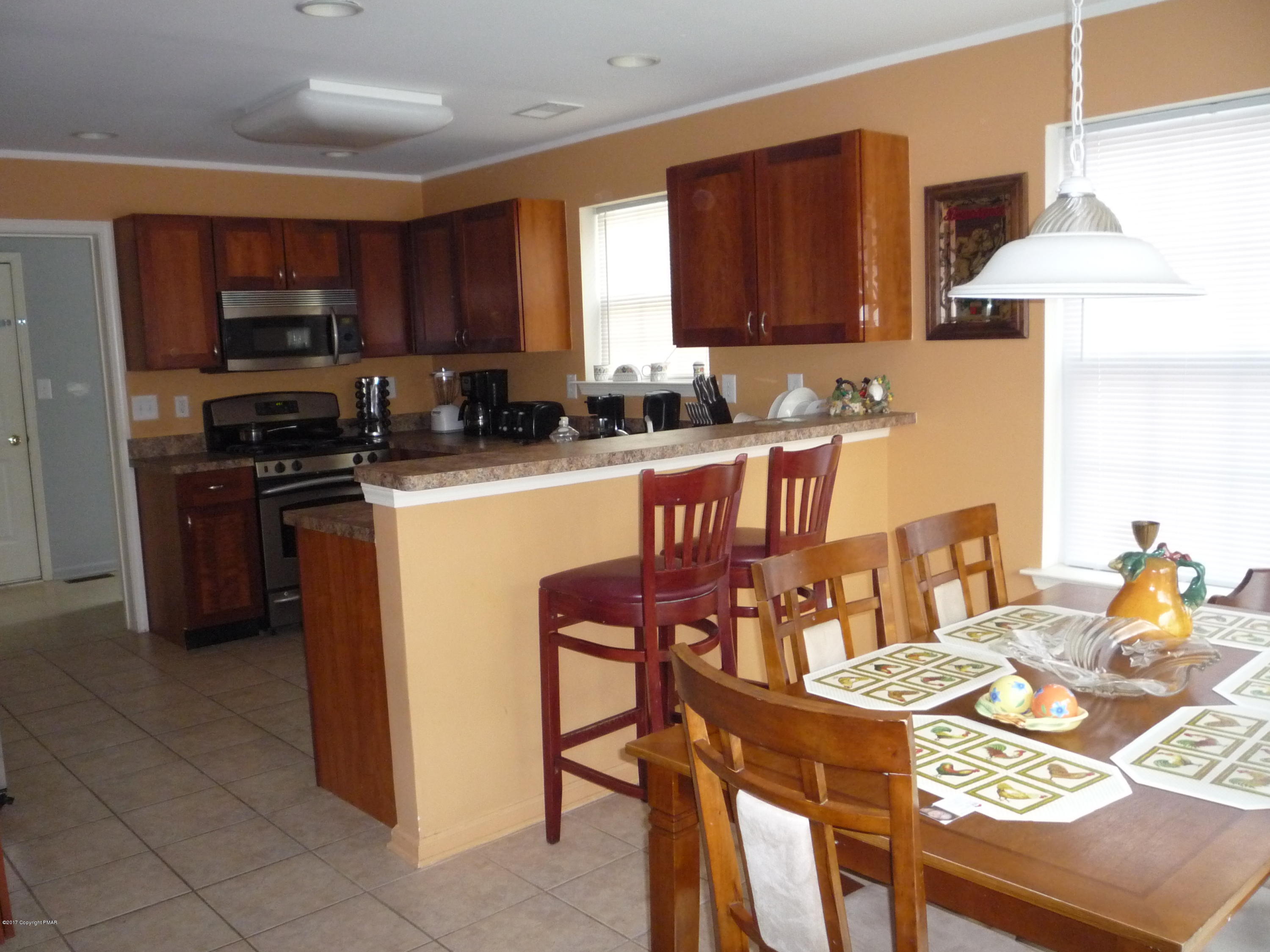 113 3154) Kirkham Road Bushkill, PA 18324 - Photo 4 of 25 Kitchen