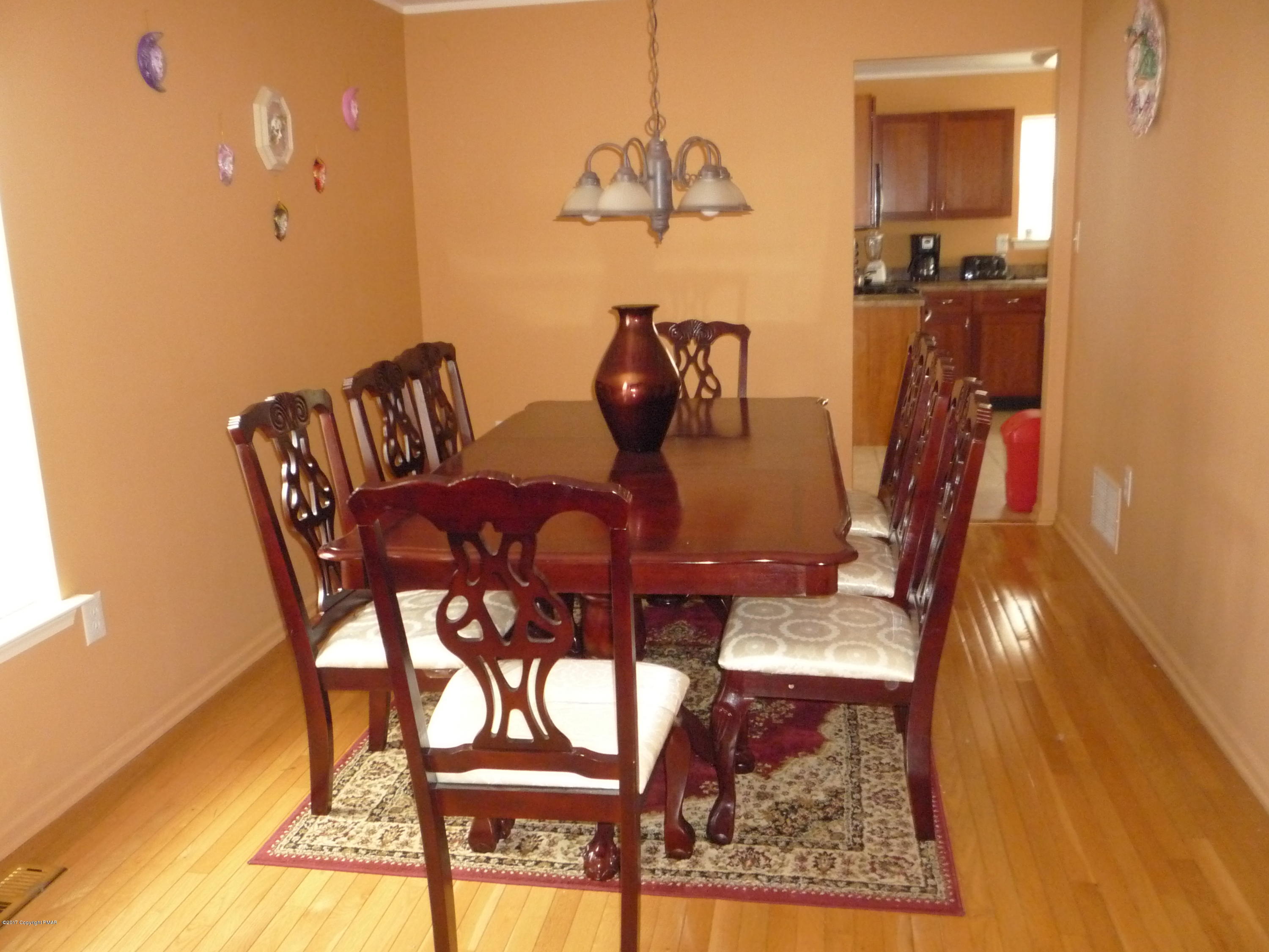 113 3154) Kirkham Road Bushkill, PA 18324 - Photo 5 of 25 Dining room