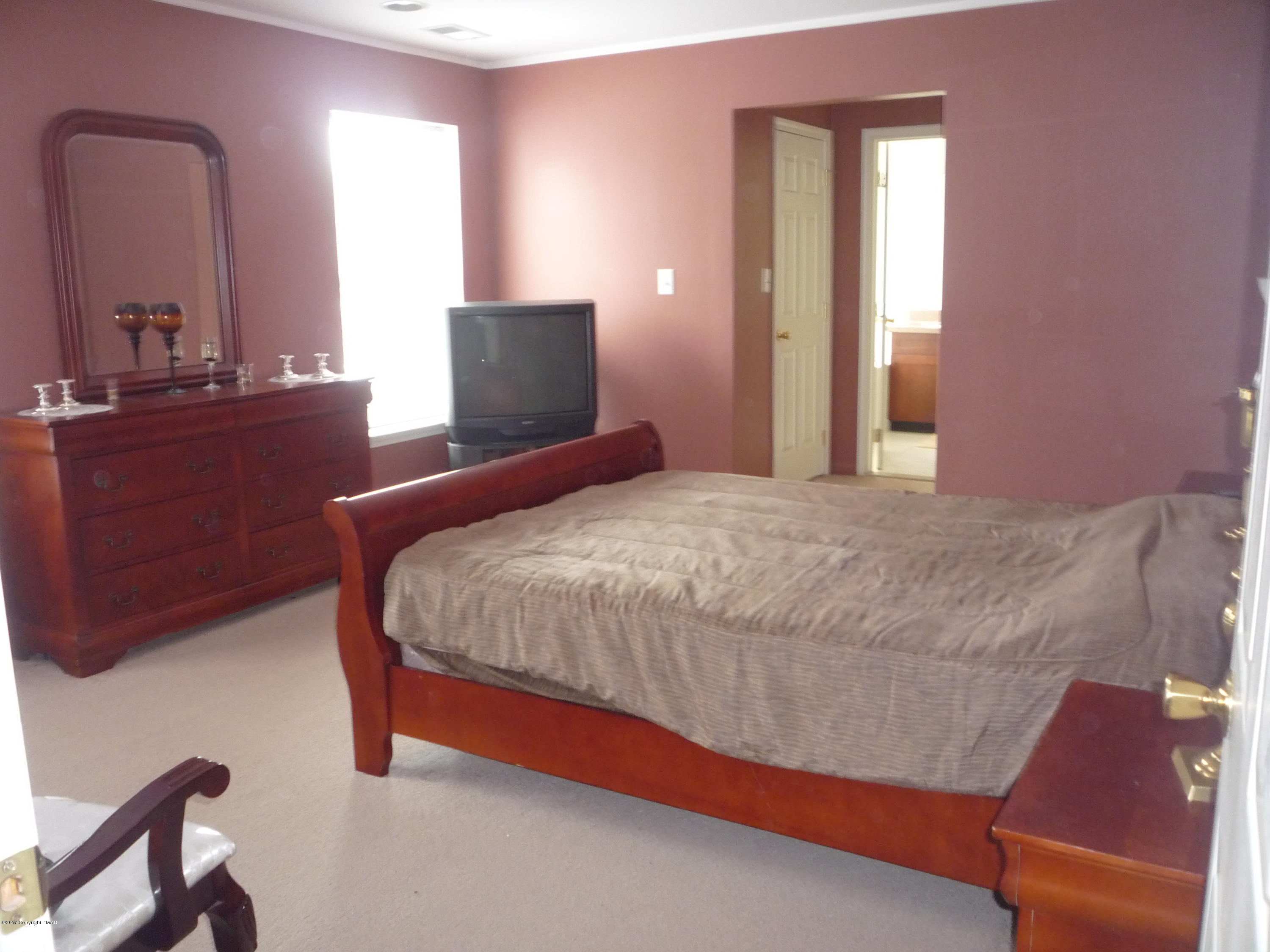 113 3154) Kirkham Road Bushkill, PA 18324 - Photo 6 of 25 Master bedroom