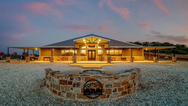 a view of a house with backyard