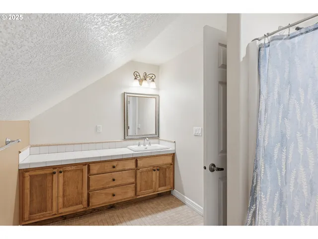 $1,050,000 | 1650 Northeast Chehalem Drive, Newberg, OR 97132