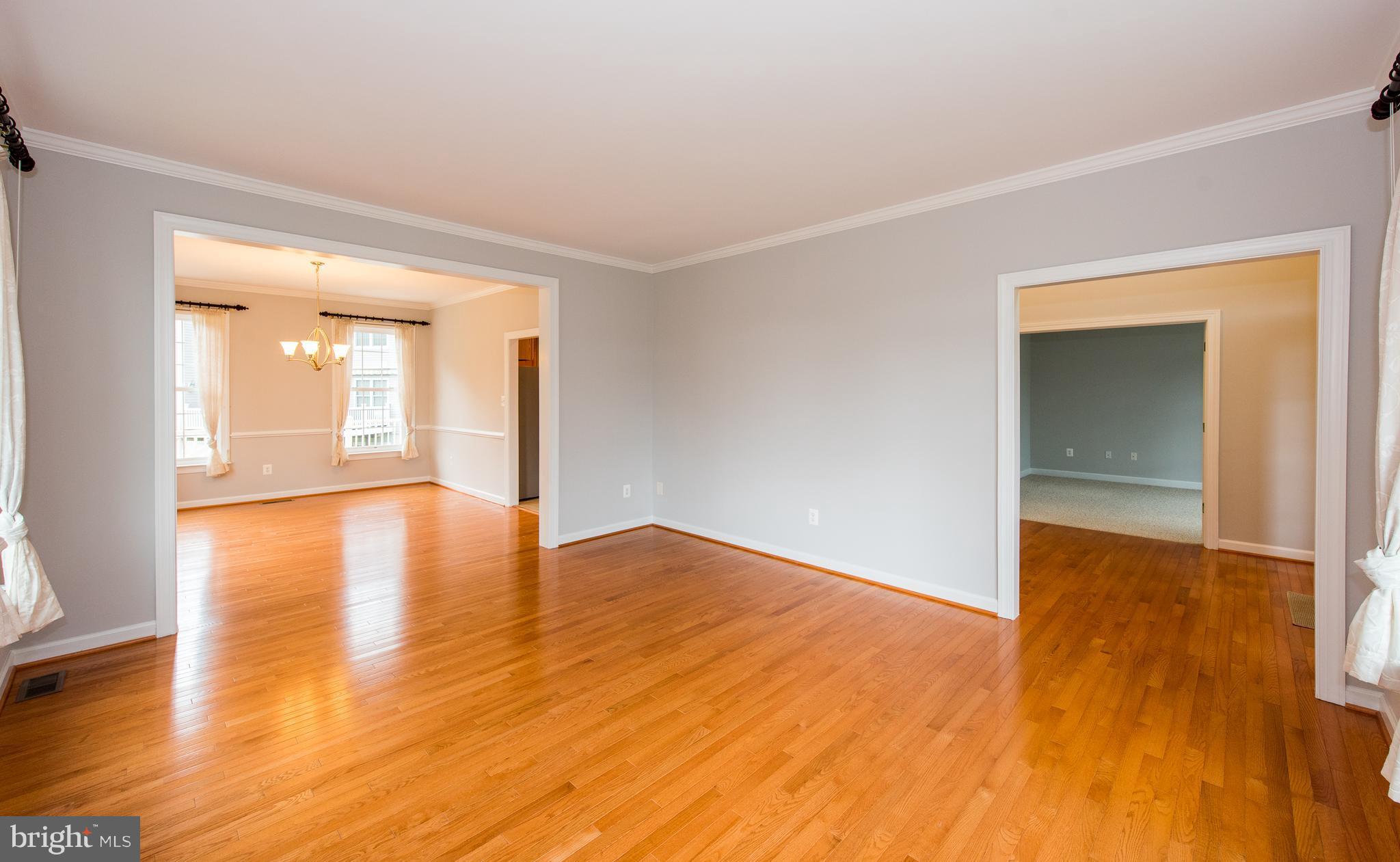 8043 High Castle Road Ellicott City, MD 21043 - Photo 4 of 28 Living Room
