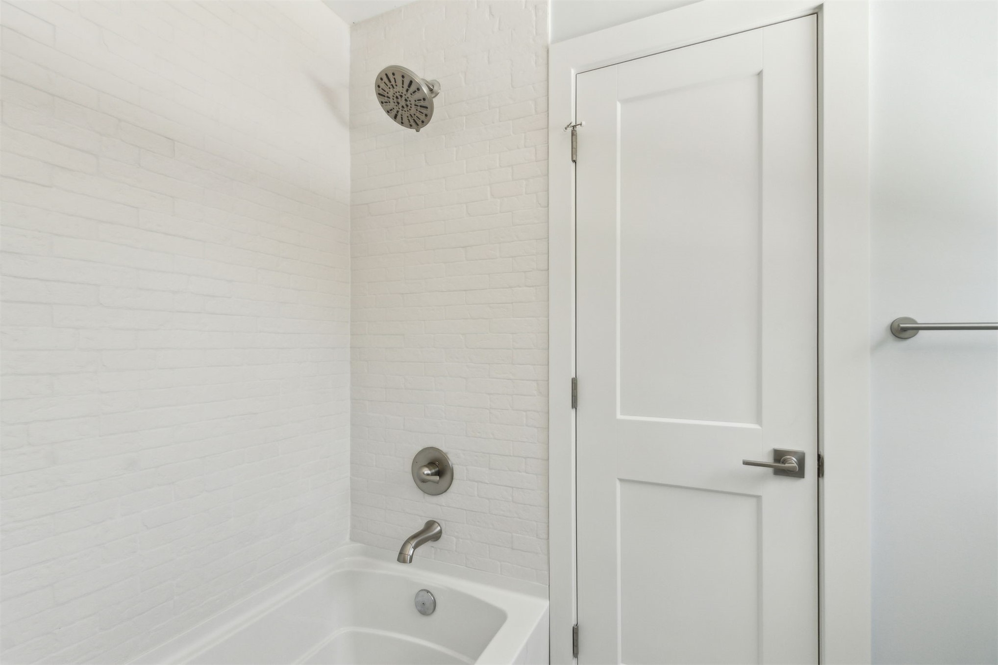 929 South 9th Street Fernandina Beach, FL 32034 - Photo 33 of 36 a bathroom with a bathtub