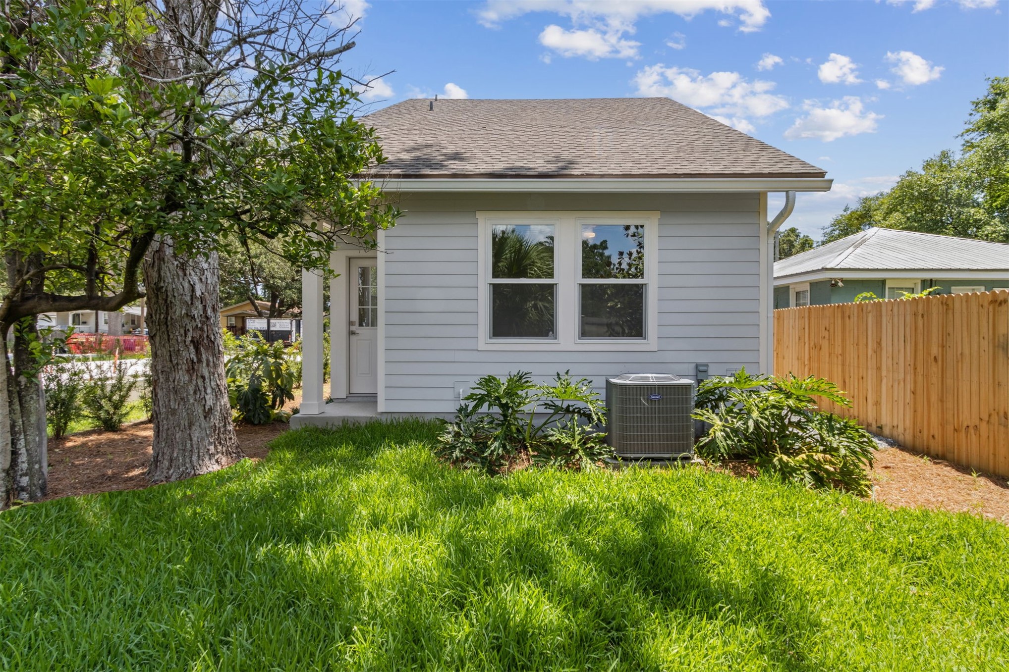 929 South 9th Street Fernandina Beach, FL 32034 - Photo 34 of 36 a front view of a house with garden