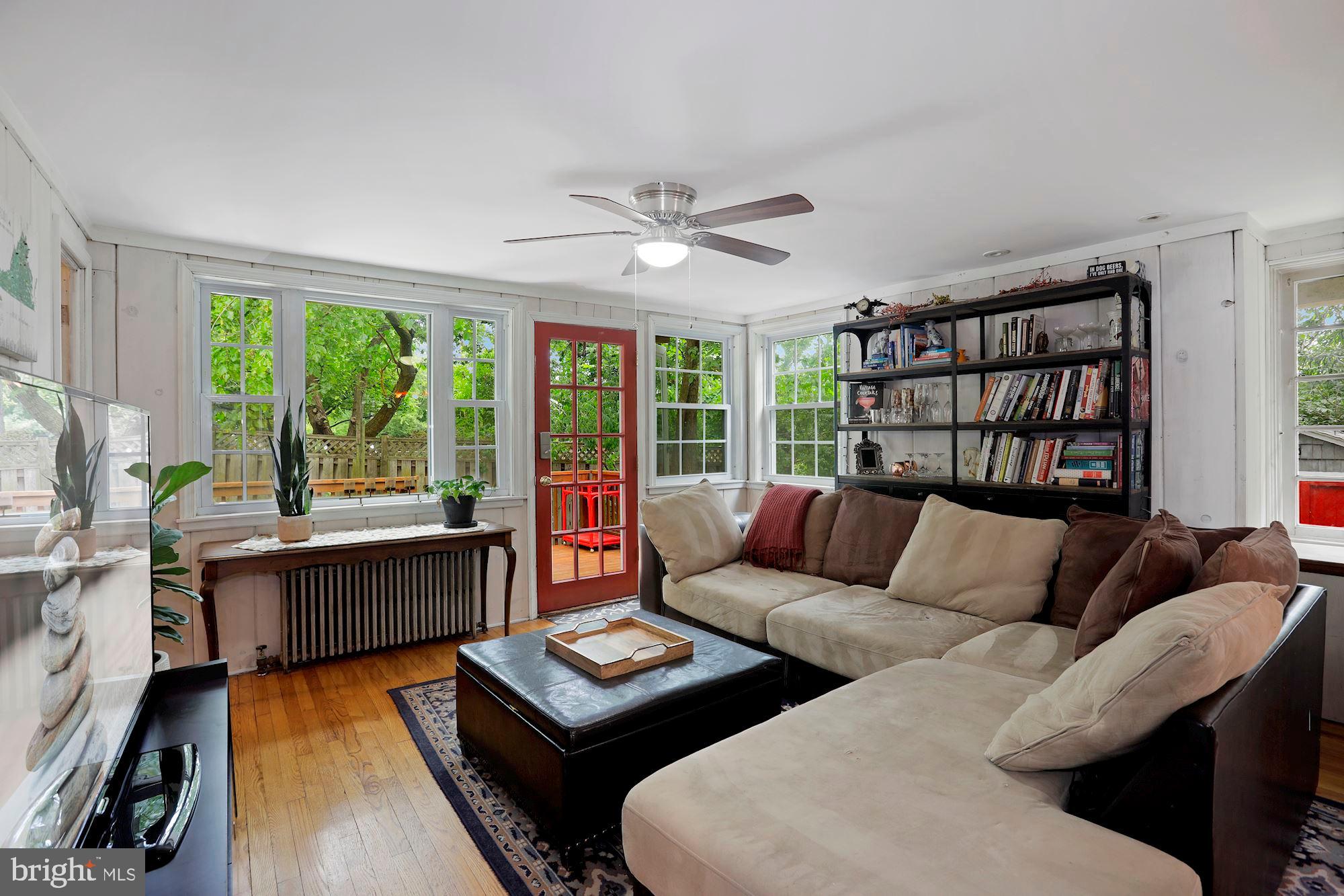 1309 North Glebe Road Arlington, VA 22207 - Photo 14 of 37 Living Room