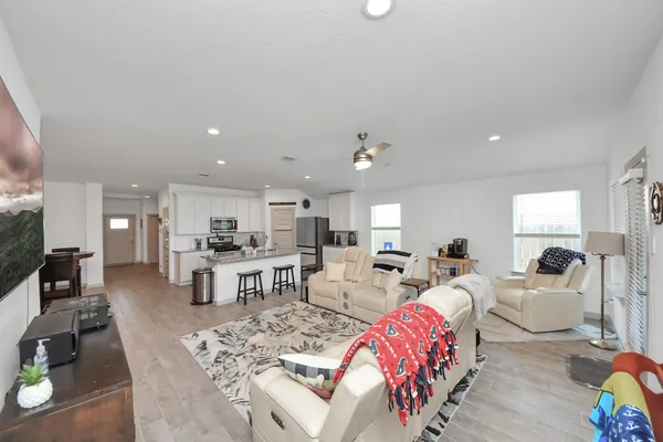 $2,850 | 13521 Bonita Is Way, La Marque, TX 77568