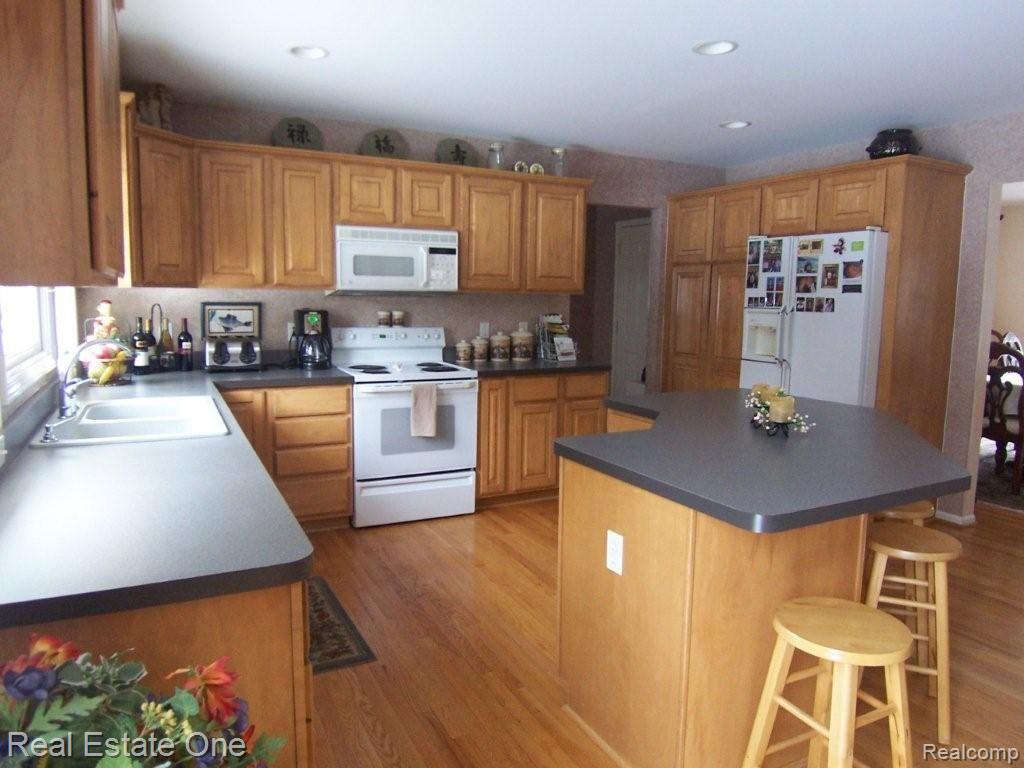 7635 Hunters Pointe Brighton, MI 48116 - Photo 6 of 25 Kitchen