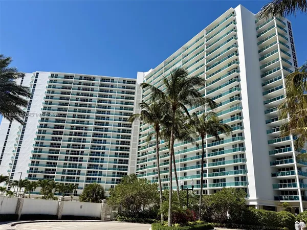 $3,100 | 100 Bayview Drive, Unit 528, Sunny Isles Beach, FL 33160