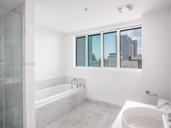 $4,450 | 244 Biscayne Boulevard, Unit 2402, Miami, FL 33132