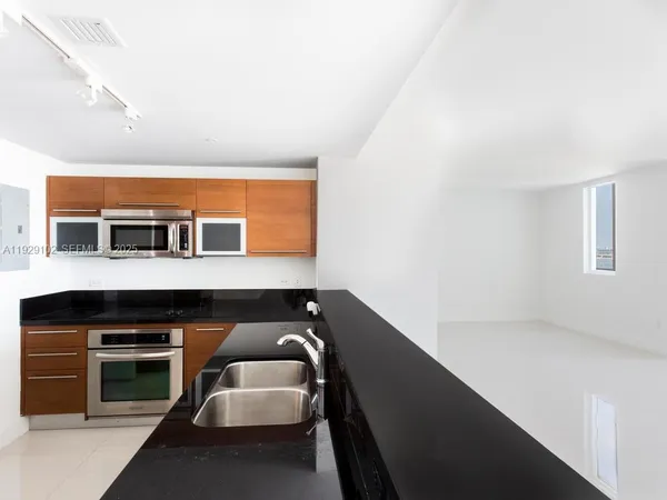 $4,450 | 244 Biscayne Boulevard, Unit 2402, Miami, FL 33132
