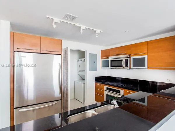 $4,450 | 244 Biscayne Boulevard, Unit 2402, Miami, FL 33132