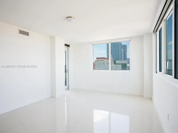 $4,450 | 244 Biscayne Boulevard, Unit 2402, Miami, FL 33132