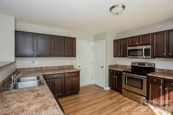 $1,915 | 4308 Grant Martin Drive, Charlotte, NC 28208