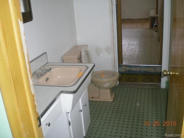 12801 Salem Road Redford, MI 48239 - Photo 10 of 16 Bathroom 2